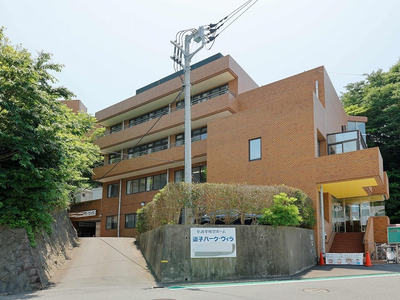 明るい入口を持つ施設外観