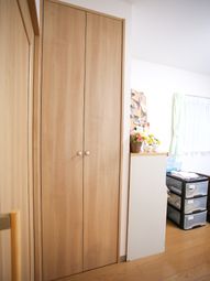 明るいクローゼットの角