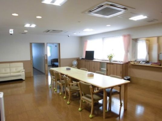 明るい広々とした食堂