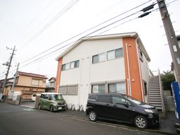 白い壁の建物外観