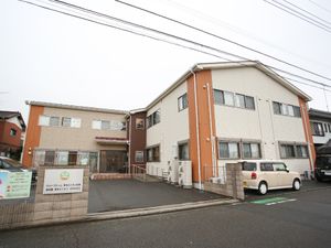 ゆったりとした外観の建物