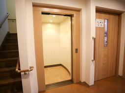 開いたエレベーターと階段