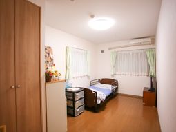 明るい居室の様子