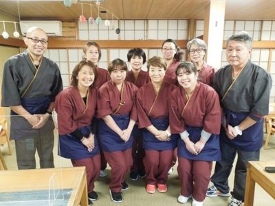 笑顔のスタッフ集合