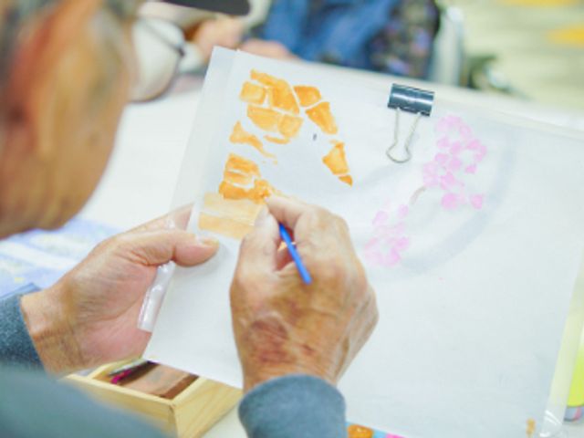 アクティビティ中の様子 多目的室 居住者がアートを楽しむ姿が見られます。創造的な活動を通じて、充実した時間を過ごすことができます。