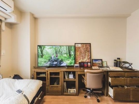 居室の机とテレビ