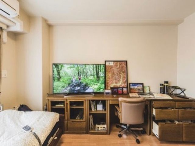 居室の机とテレビ