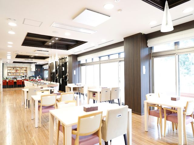 明るく広々とした食堂