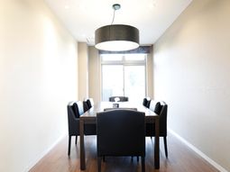 シックなダイニングテーブルセット