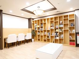 明るい本棚と椅子のある空間