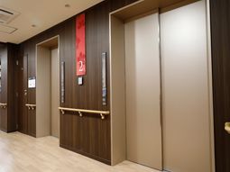 清潔な廊下とエレベーター