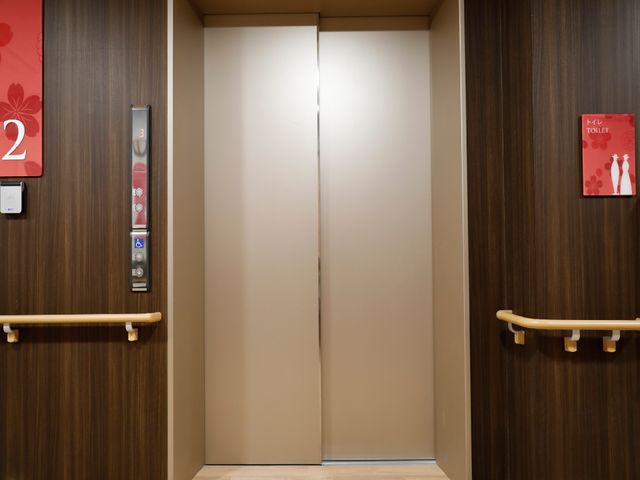 バリアフリーのエレベーター前