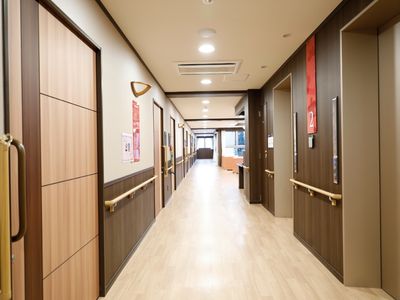 手すり付きの明るい廊下