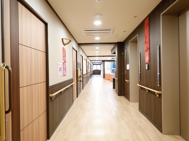 手すり付きの明るい廊下