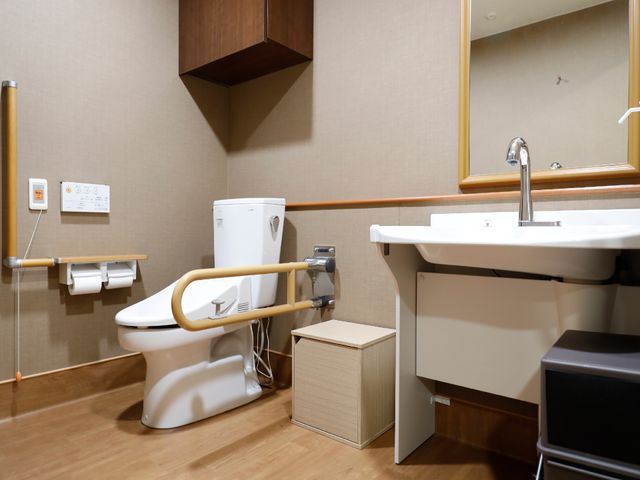手すり付きの洗面トイレ