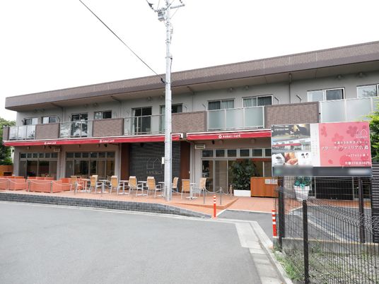 明るい外観の施設エントランス