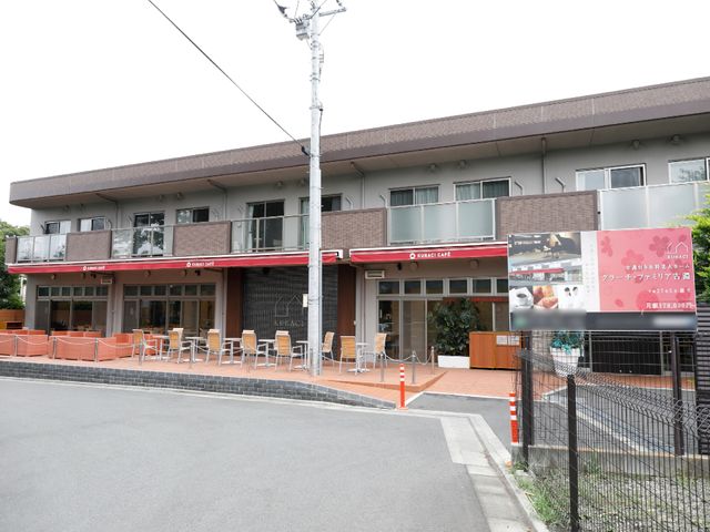 明るい外観の施設エントランス
