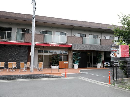 清潔感のある建物のエントランス