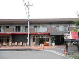 カフェ併設の建物外観