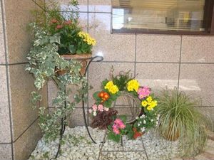 色とりどりの植物が生い茂るエントランス