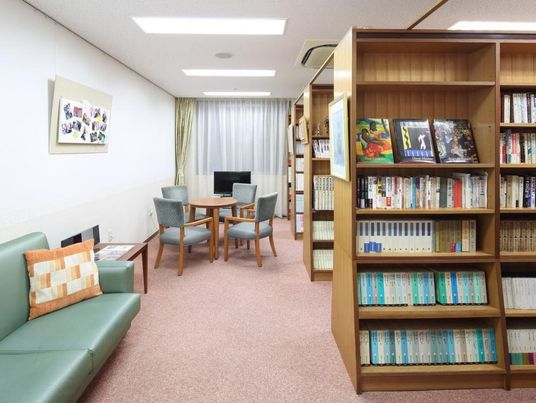 読書スペースとソファー