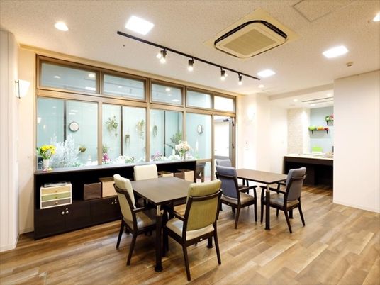 明るい食堂の様子