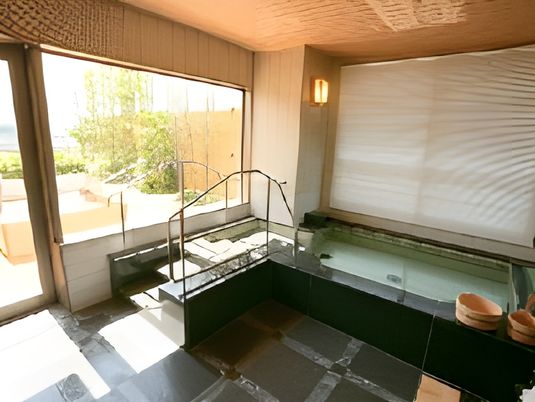 明るい広々とした浴室