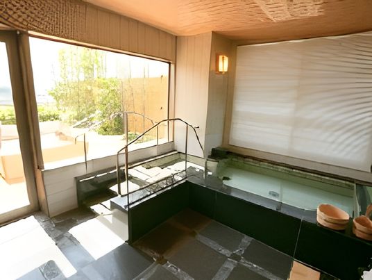 明るい広々とした浴室