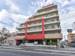 赤いラインの建物外観