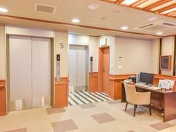 清潔感のある廊下と受付