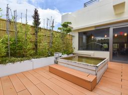 中庭の植栽と浴槽