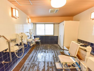 バリアフリーの清潔な浴室