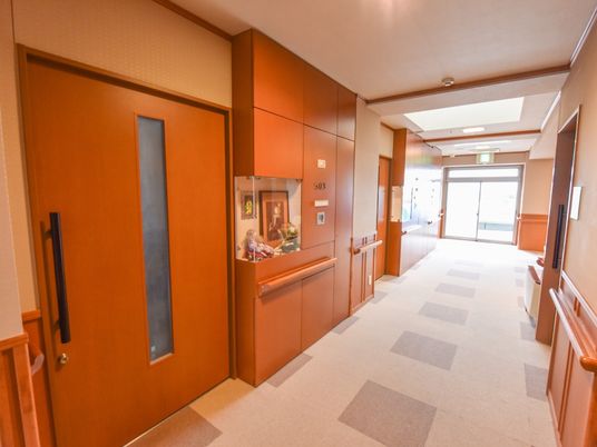 赤茶色の清潔な廊下