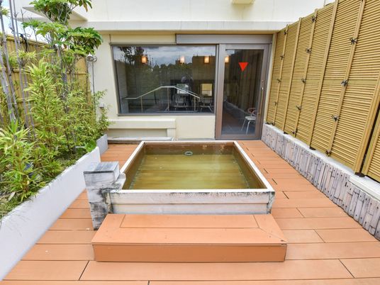 屋外の小さな浴場