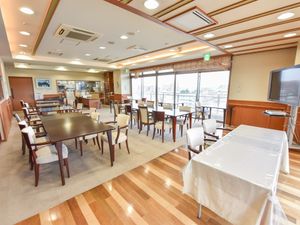 広々とした明るい食堂