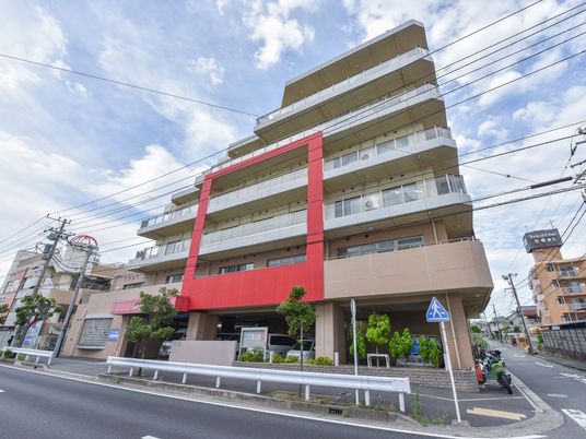 赤いアクセントのある建物外観