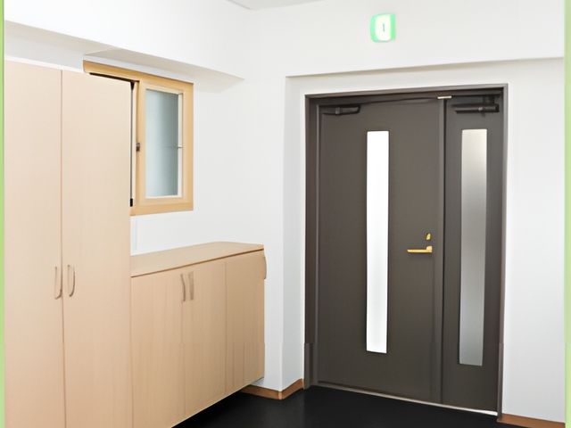 スリッパのある部屋 内観 清潔感のある入口で、ナチュラルな色調の収納が備わっています。静かな環境で安心して過ごせます。