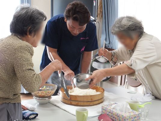 スタッフと利用者が調理中