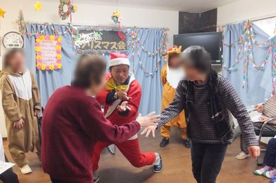 笑顔のパーティー風景