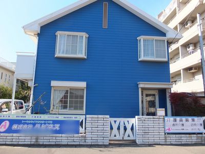 青い外観の建物