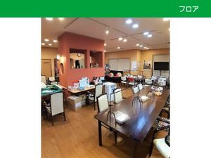 明るい食堂のテーブル  