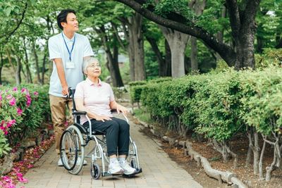 スタッフが介助する中庭