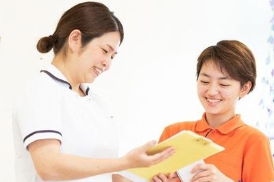 笑顔のスタッフ同士の会話