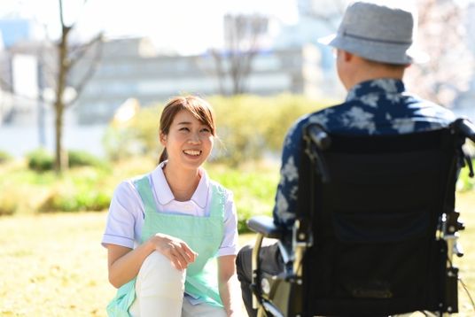 笑顔で会話するスタッフと利用者