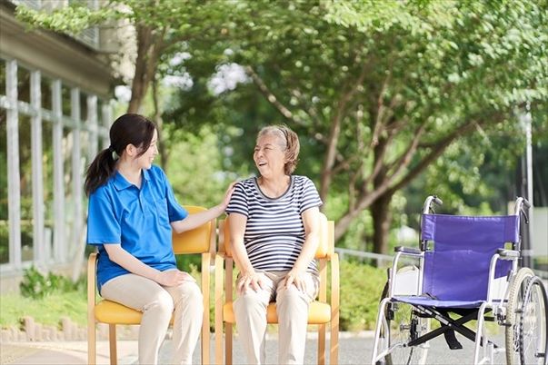 笑顔で会話するスタッフと利用者