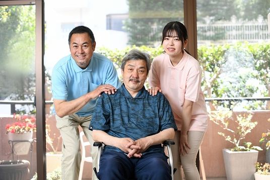笑顔で対応するスタッフと利用者