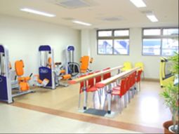 訓練器具が並ぶ明るい空間