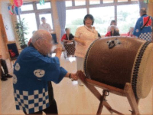 和太鼓を叩く人々