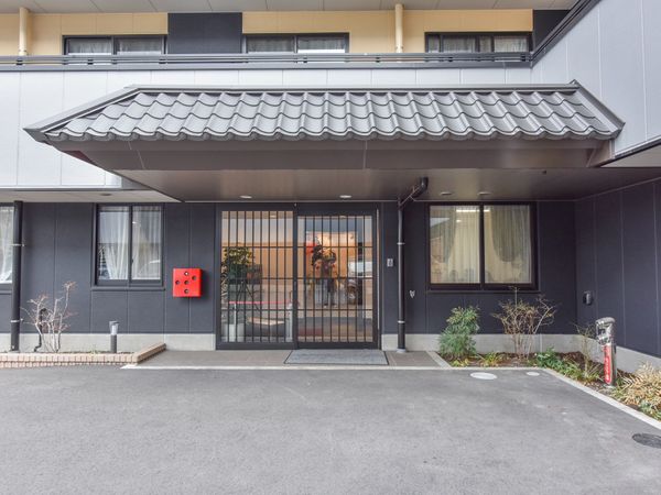 エントランス前の外観