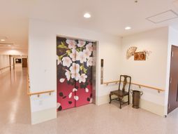 花柄のエレベーターの前